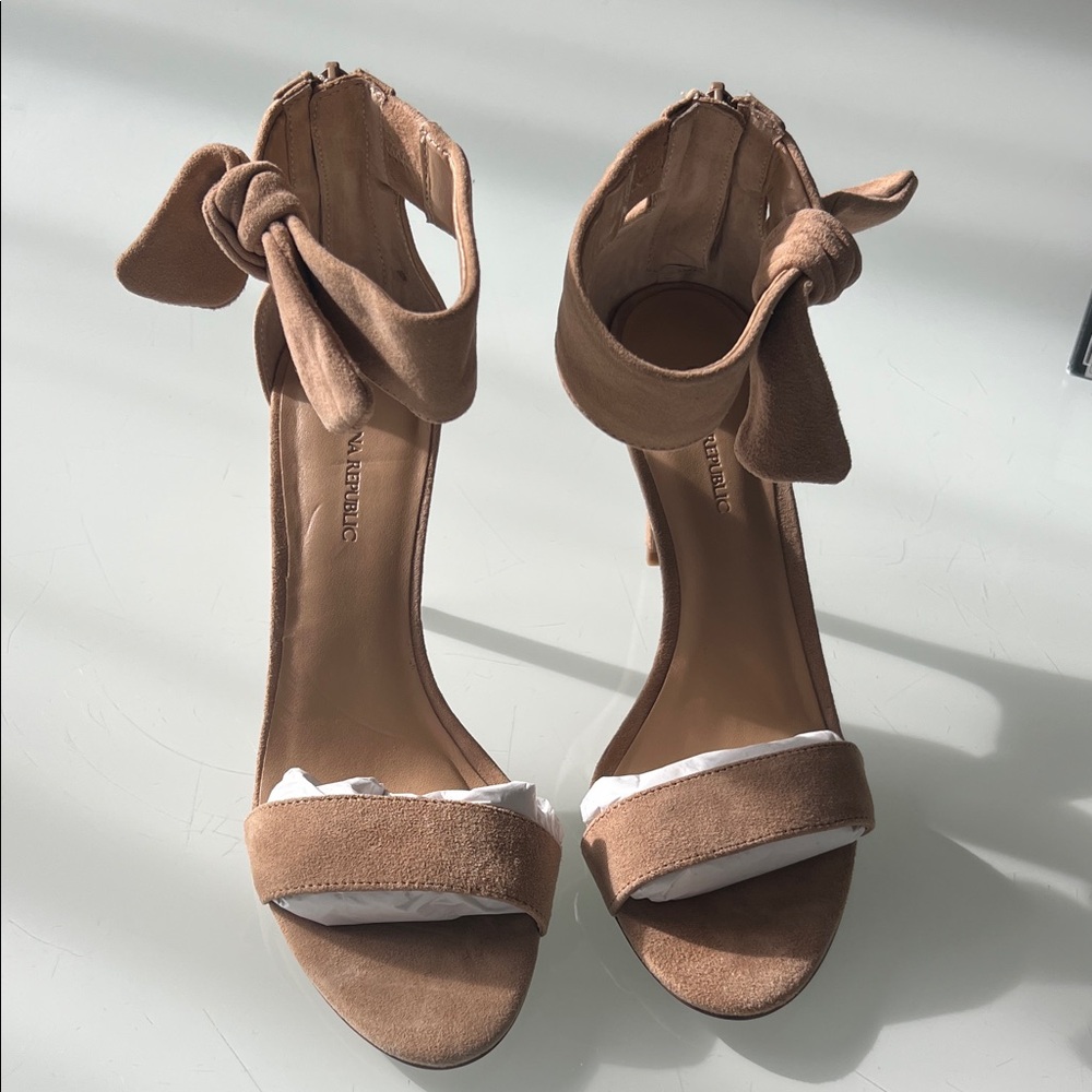 Banana Republic Tan Suede Bow Stiletto Heels
Sz 6.5 - Picture 3 of 10